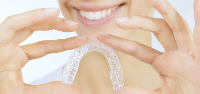 Auf vollständig gereinigten Zähnen kann das später eingesetzte Bleaching-Mittel seine Wirkung komplett entfalten, da es einfacher in den Zahnschmelz eindringen kann.